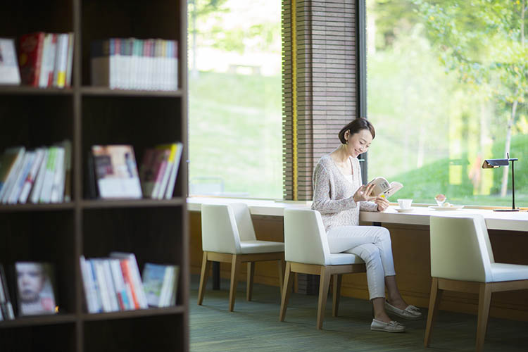 Books&Cafeでは、コーヒーを飲みながらのんびりと読書をお楽しみください（画像提供：星野リゾート トマ ム）