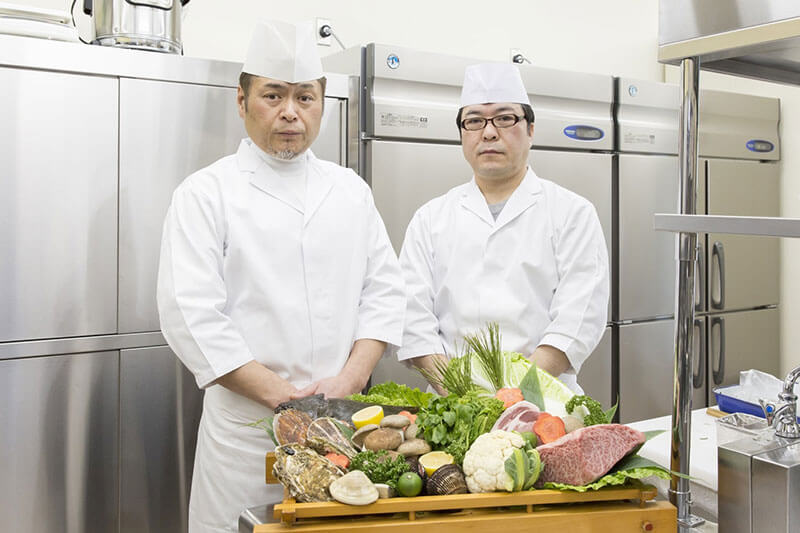 腕を振るう総料理長（左）と料理長（右）｜心の刻　十三月