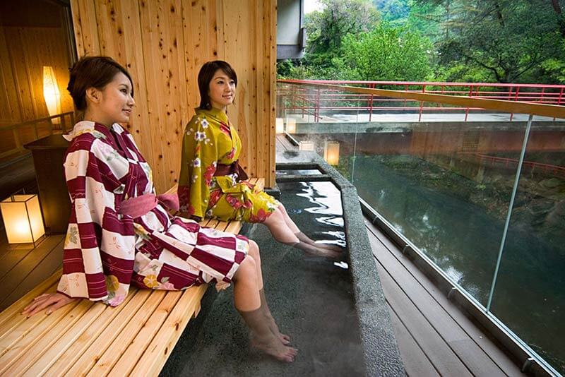 切露天風呂に併設された足湯テラス｜奥道後 壱湯の守