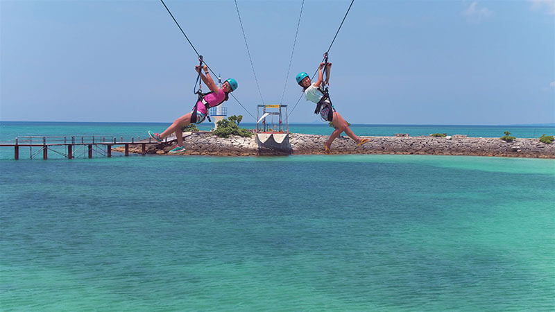 全長約250mの海上を滑走するジップライン｜シェラトン沖縄サンマリーナリゾート