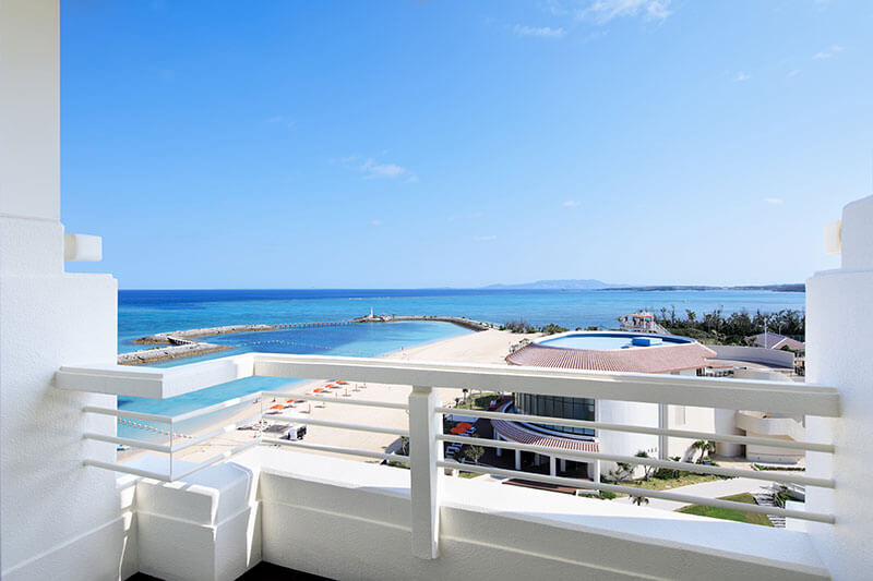 ◇ダブルルーム◇お部屋のバルコニーからは東シナ海をご覧いただけます｜シェラトン沖縄サンマリーナリゾート