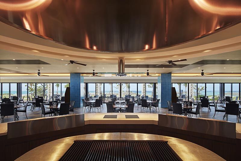 ビーチにゆっくりと沈むサンセットを目の前でお楽しみいただけるレストラン「ザ・グリル」｜シェラトン沖縄サンマリーナリゾート