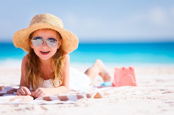 ハワイ　帽子をかぶった子供