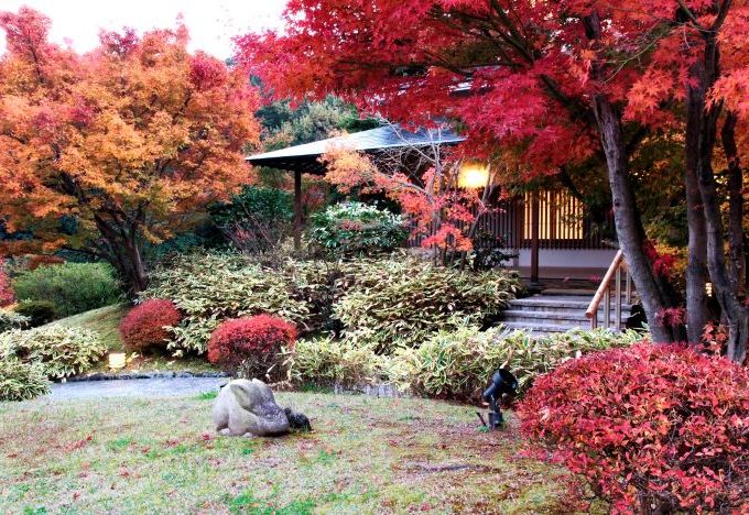 紅葉が美しい和風庭園｜奈良偲の里　玉翠