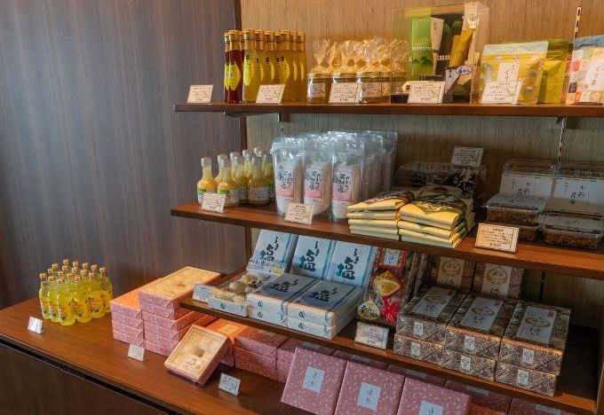 お土産選びにも便利な売店｜大室の杜　玉翠