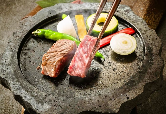 メイン料理のひとつ「国産牛サーロインの溶岩焼き」｜大室の杜　玉翠