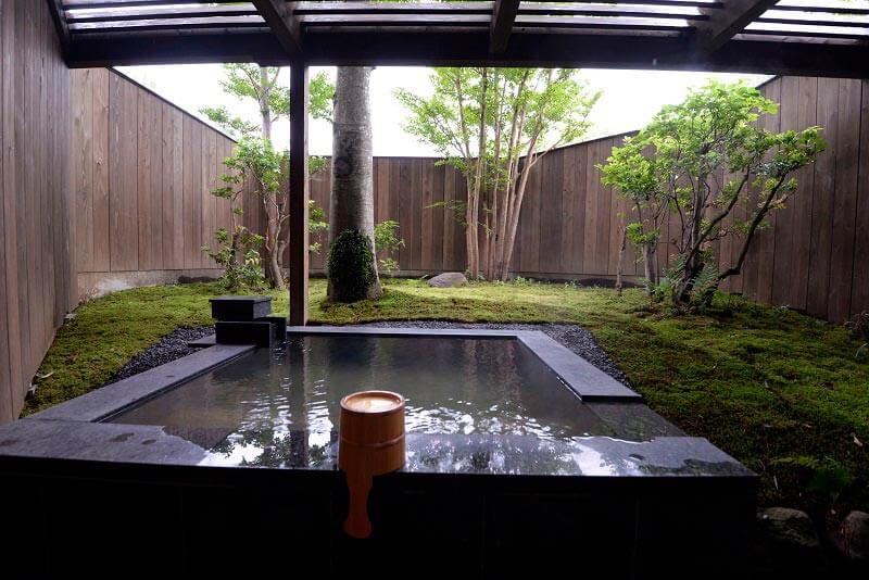 苔庭を眺めながら露天風呂を楽しむ（画像提供：箱根強羅 白檀）