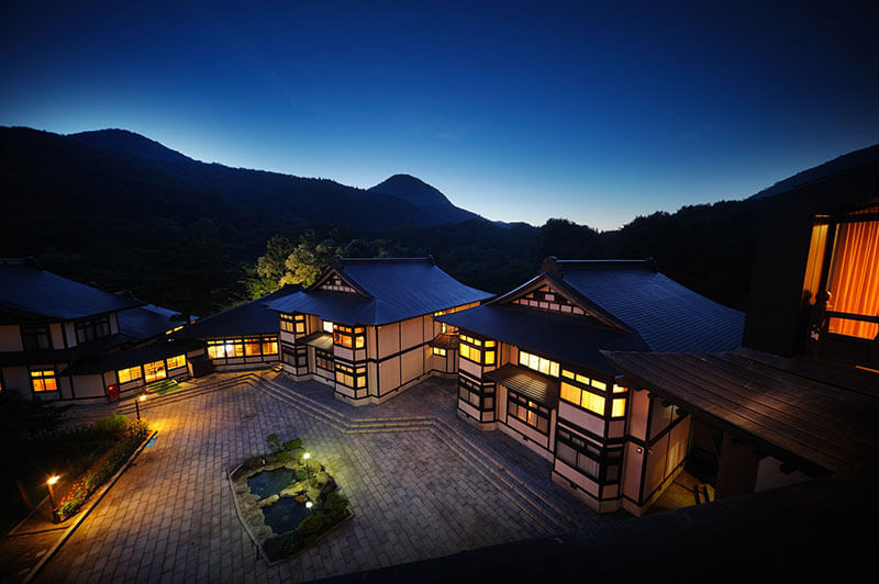 夜は神秘的な雰囲気に｜山の神温泉 優香苑