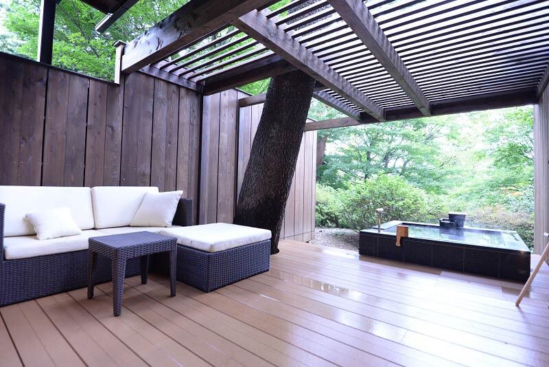 広々とした屋外デッキ（画像提供：箱根強羅 白檀）