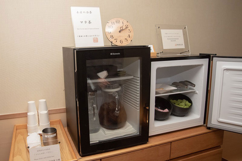 冷茶やミニアイスもご自由に