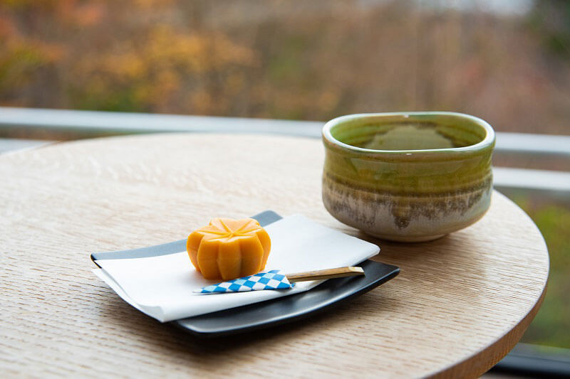 抹茶と和菓子のウェルカムサービスでほっとひと息