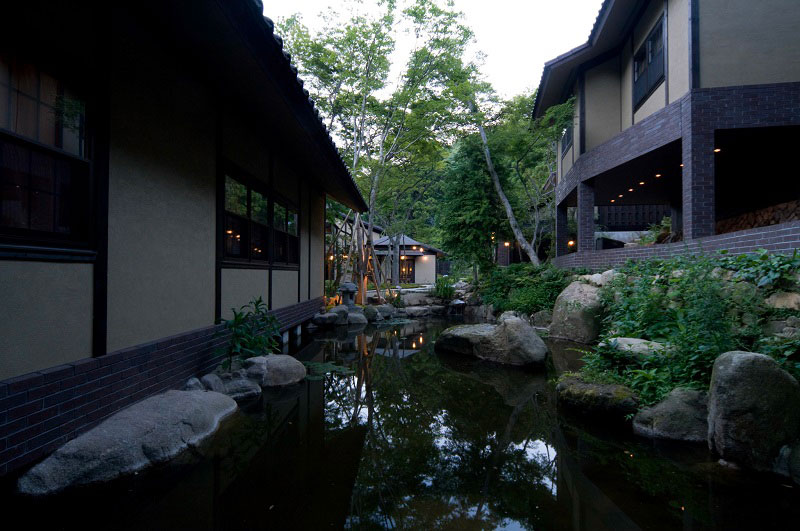 窓の外に見える清水池（写真提供：有馬山叢 御所別墅）