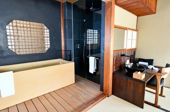 香り豊かな檜風呂と小部屋