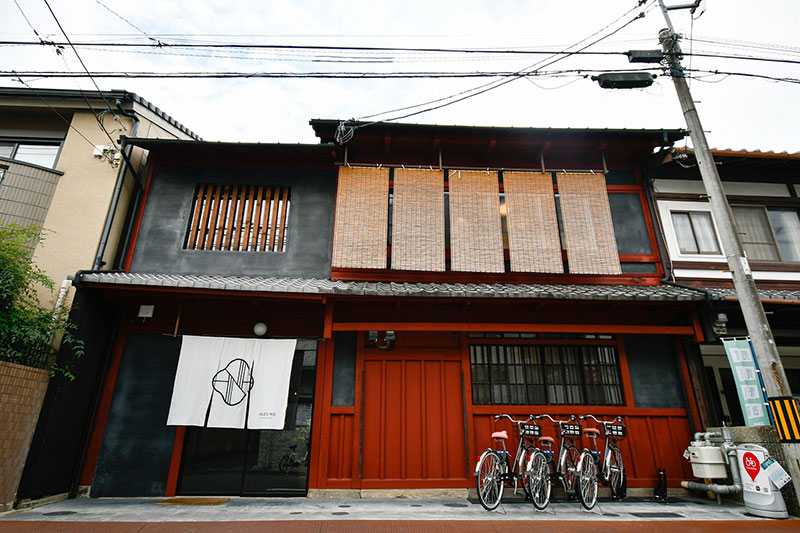 黒と赤茶色のコントラストが｜Nazuna 京都 御所印象的な外観