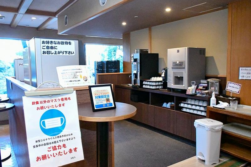 ティーラウンジでは8時から16時までフリードリンクが楽しめます
