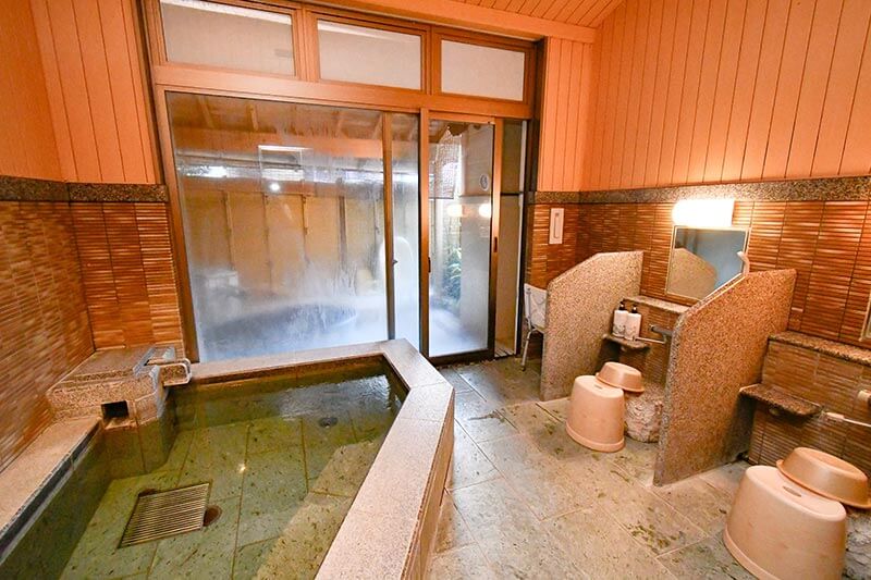 背もたれ付きのシャワーイスもある浴室