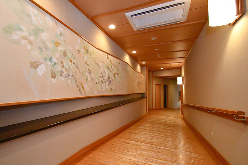 お風呂まで続く廊下は、段差がなく手すりもついています