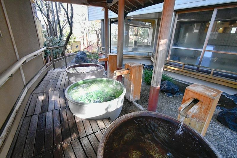 ３つの壺が並んだ「壺入り娘の湯」（女湯）