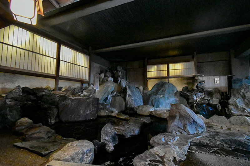 石をふんだんに使っており、野性味あふれる雰囲気です