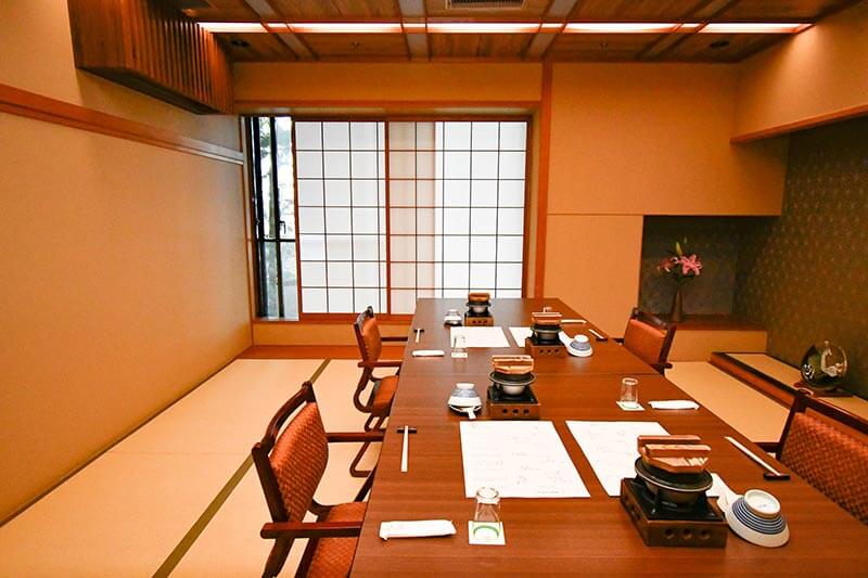 立ち上がりやすい椅子が配された部屋