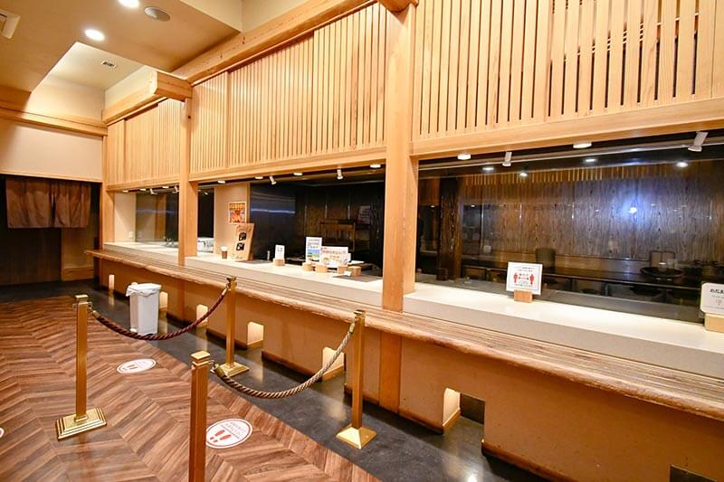 オープンキッチンでは、目の前で調理を見られます