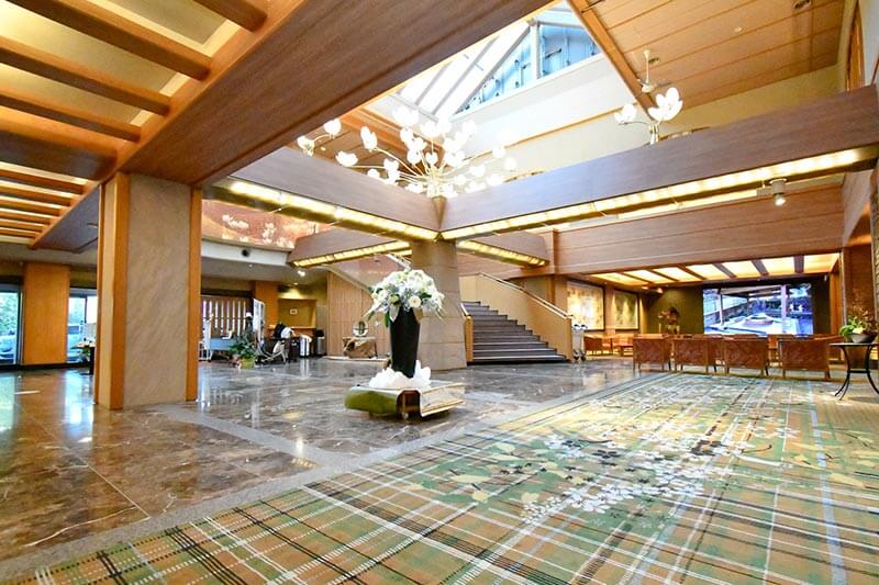 広々とした開放的なロビーがお出迎え