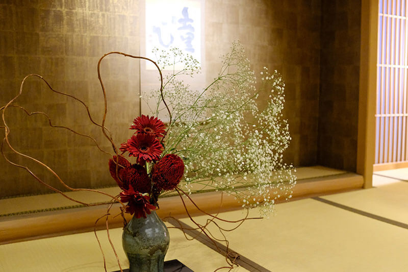 随所に活けられた花にも癒されます