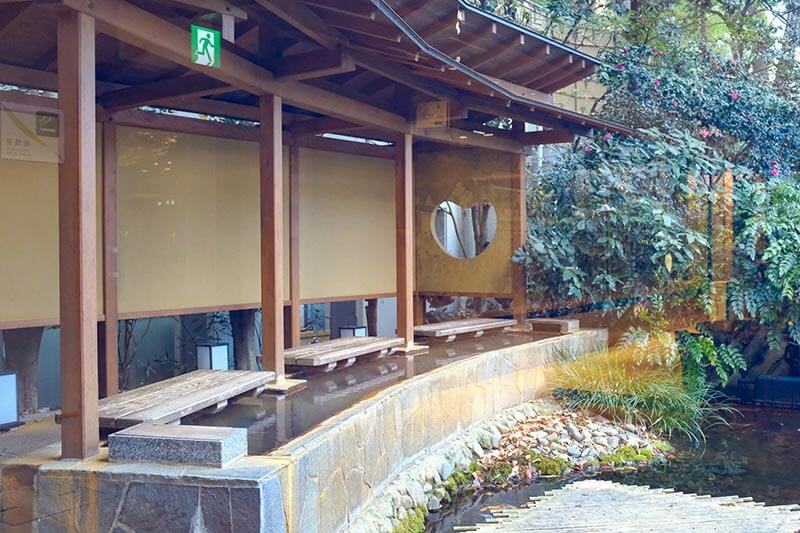 ホテルゲストなら、チェックイン前でも利用できる足湯