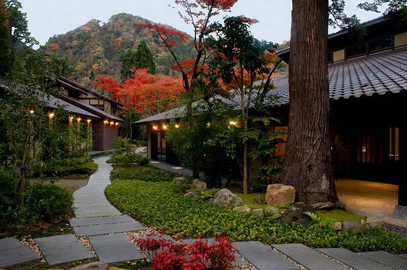 石畳が続く情緒ある外観（写真提供：有馬山叢 御所別墅）