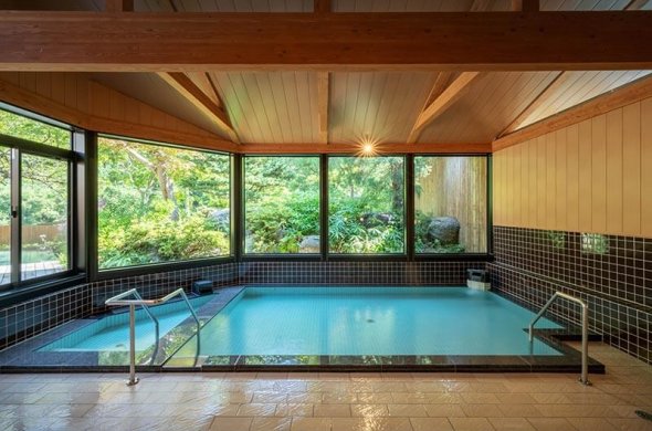 明るく開放感のある「こもれび乃湯（内風呂）」｜山の神温泉 優香苑