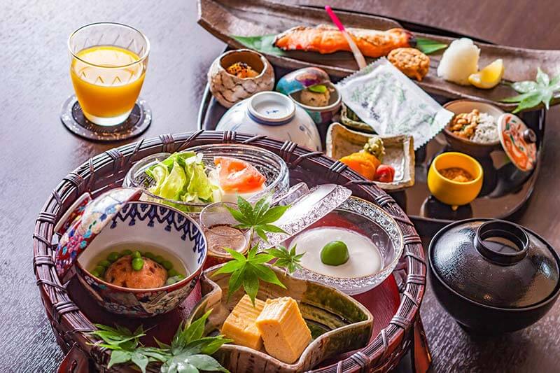 清々しい朝、淡い光と鬼怒のささやきに包まれながらのご朝食