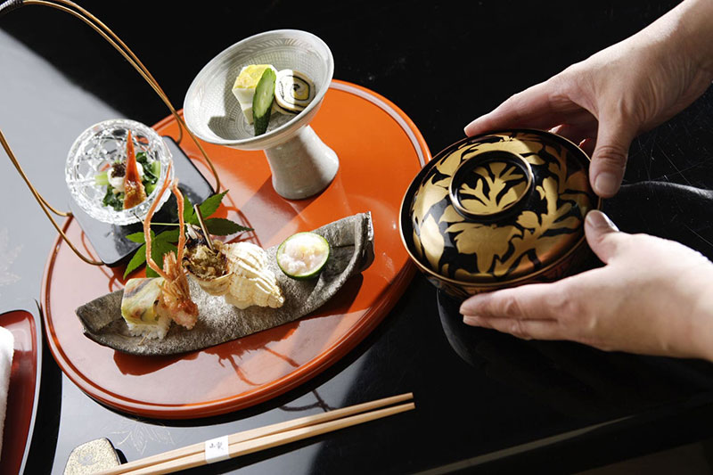 旬の食材を活かし、季節の趣を織り込んだ一品一品。目にも美しい創作懐石