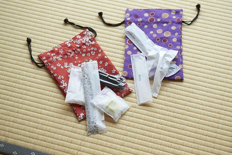 お部屋のアメニティはかわいい和風巾着に