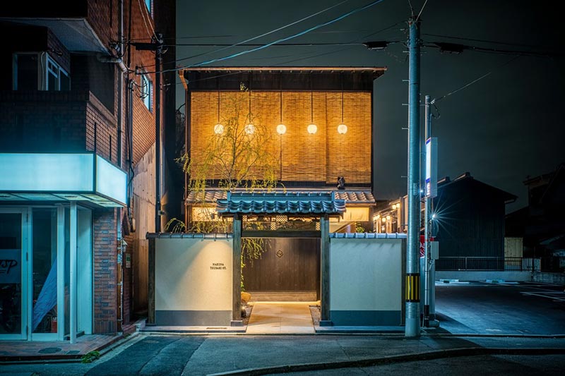 この小さな門を入って広がるのは別世界｜Nazuna 京都 椿通