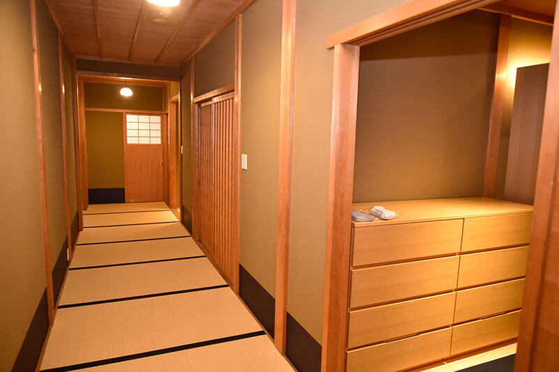 長く続く廊下