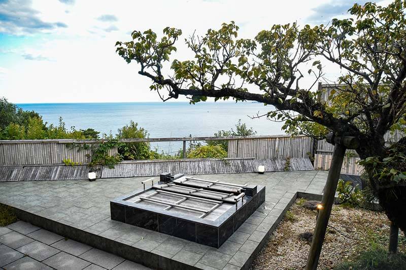 海と空が楽しめる露天風呂。お湯が冷めないように蓋がしてある。