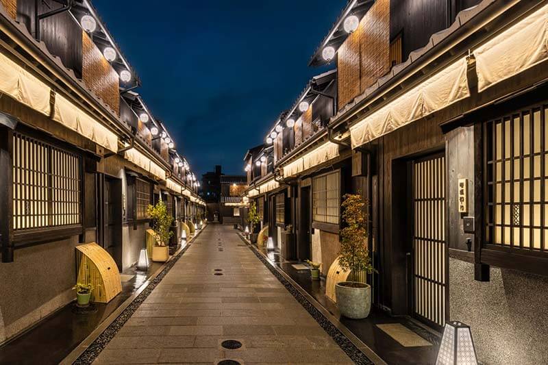 昔の花街のような小路を進む｜Nazuna 京都 椿通