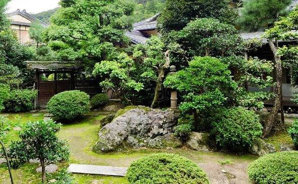 約2,000坪の日本庭園