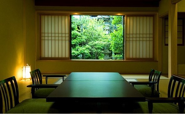 緑いっぱいの日本庭園の眺望