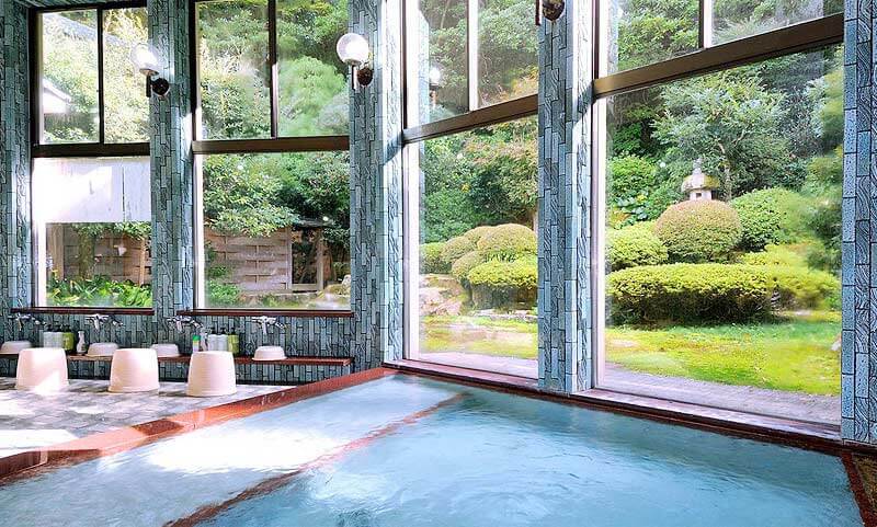大浴場からは美しい日本庭園を眺めることができる