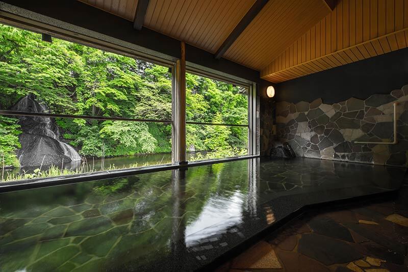 窓からは絵画のような絶景が楽しめる「白糸の湯」｜鉛温泉 藤三旅館