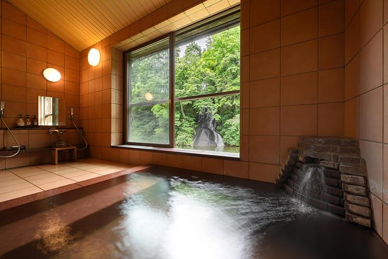 バリアフリーに配慮した「銀の湯」｜鉛温泉 藤三旅館