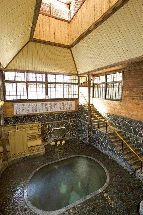 解放感抜群の「白猿の湯」｜鉛温泉 藤三旅館