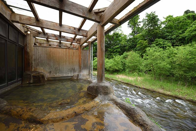 手が届くほど川に近い「桂の湯」｜鉛温泉 藤三旅館