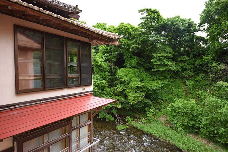 すぐ近くに流れる豊沢川｜鉛温泉 藤三旅館