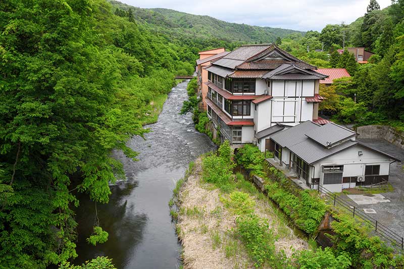 自然豊かな山間に佇む｜鉛温泉 藤三旅館