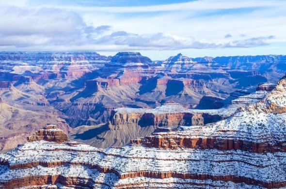 薄っすらと雪が積もった冬のグランド・キャニオン