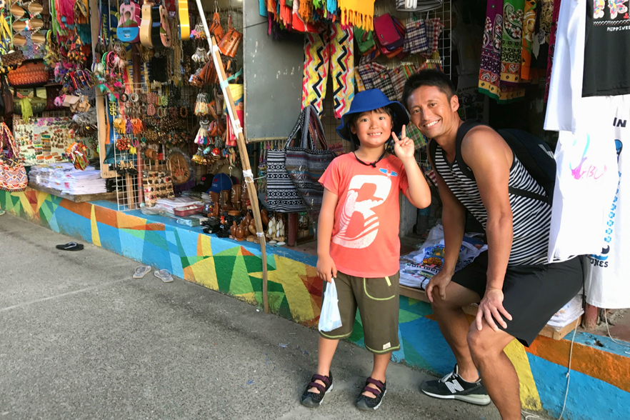 息子と一緒にカラフルなセブの街