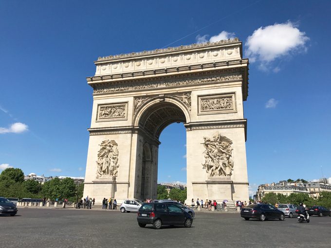 壮麗なパリのシンボル凱旋門