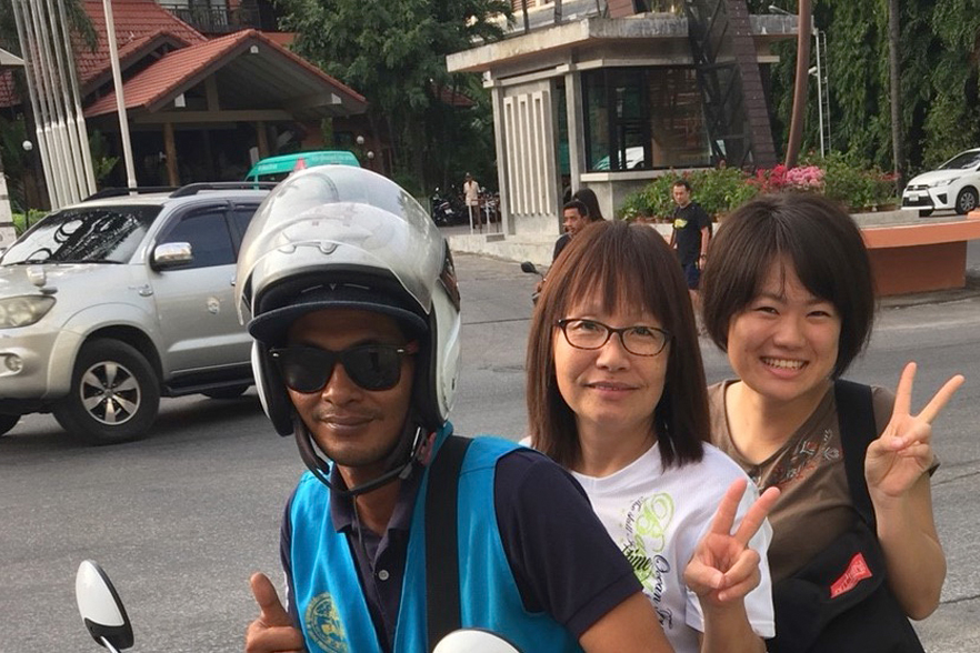 バイクタクシーで大はしゃぎ